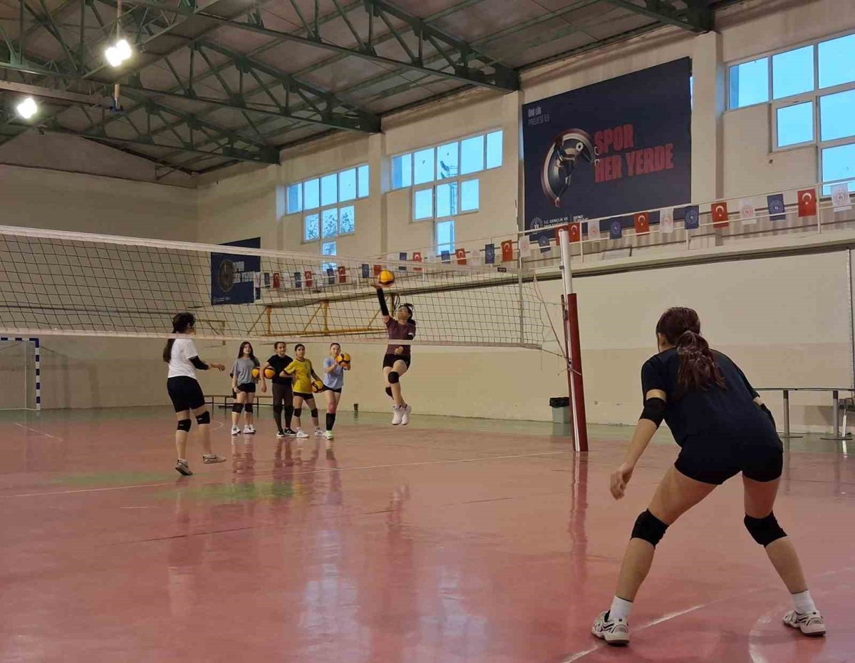 Bilecik’te Voleybol Eğitimi Sürüyor, Antrenmanlar Devam Ediyor
