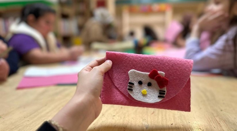 Kariye Çocuk Kütüphanesi'nde Anne-Çocuk Etkinliği: Cüzdan Dikerken Mutluluğu Yaşadılar