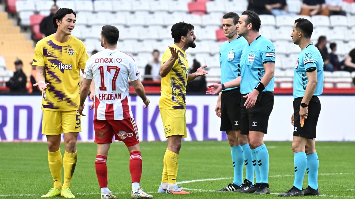 Umut Bozok Tepkisini Gösterdi: "Türk Futbolunda Değişim Var