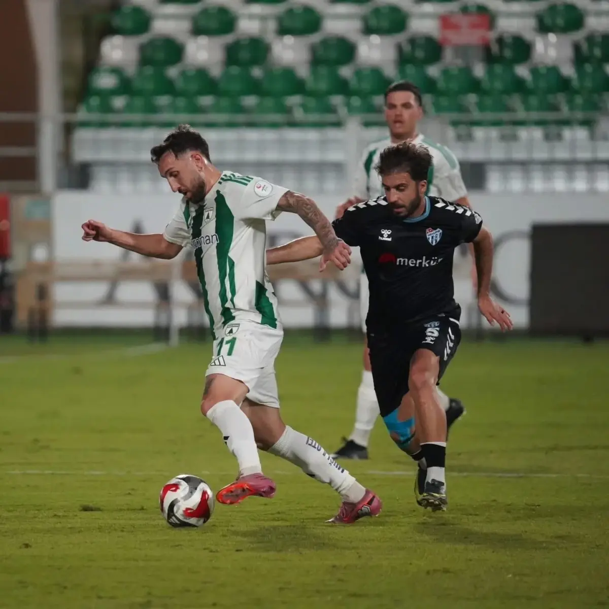 Muğlaspor, Erbaaspor'u 2-1 yenerek zirveye tırmandı.