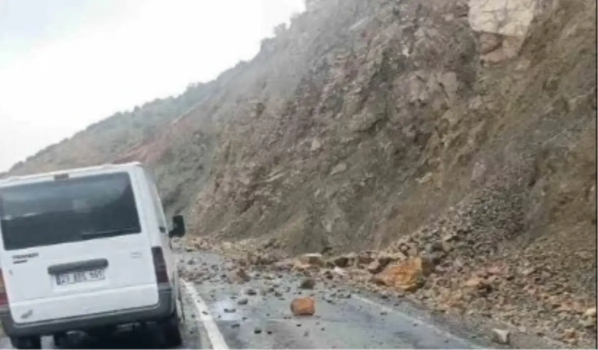 Elazığ'da Şiddetli Yağış Yol Çökmesine Neden Oldu
