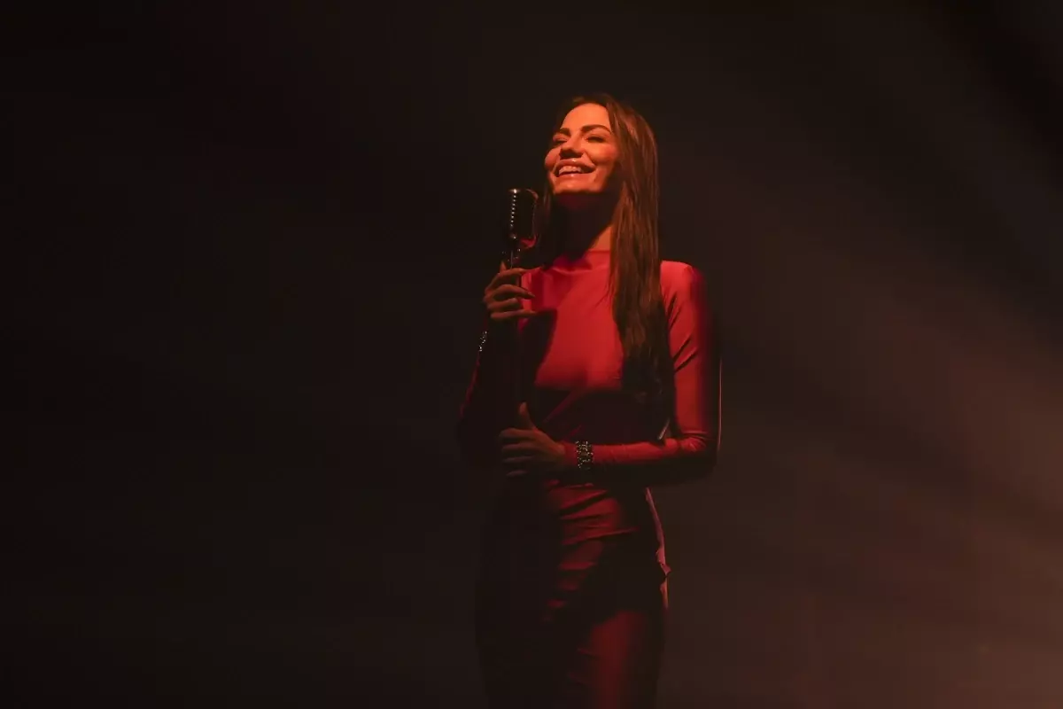 Demet Özdemir, Eşref Rüya İçin Şarkı Söylüyor: Kelepçe Detayı Şaşırttı