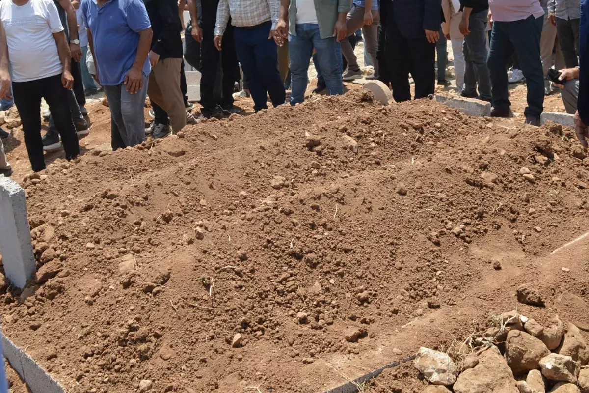 26 yaşındaki 3 kız kardeş yan yana toprağa verildi