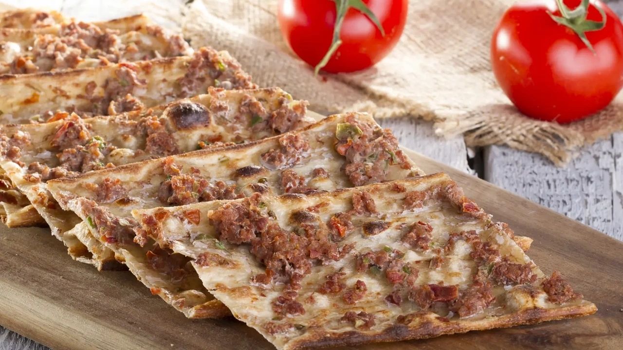 İncecik Hamur, Bol Kıymalı: Ev Yapımı Etli Ekmek Tarifi