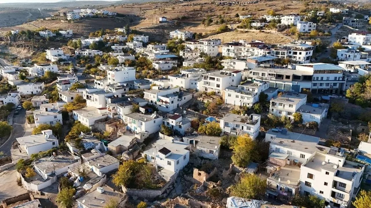 Görenler Bodrum Zannediyor! Eğil İlçesi Beyaz Evleriyle İlgi Odağı Oldu