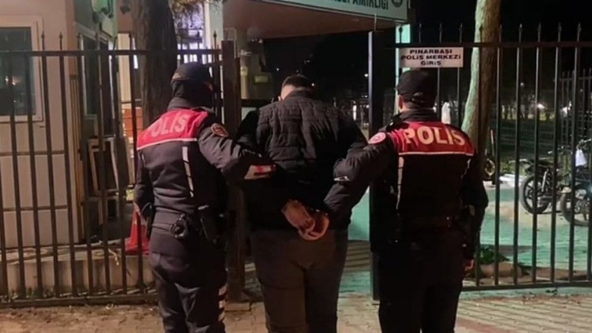 İzmir'de Sahte Polis Kimliğiyle Yakalanan Şüpheli 128 Suçtan Aranıyor