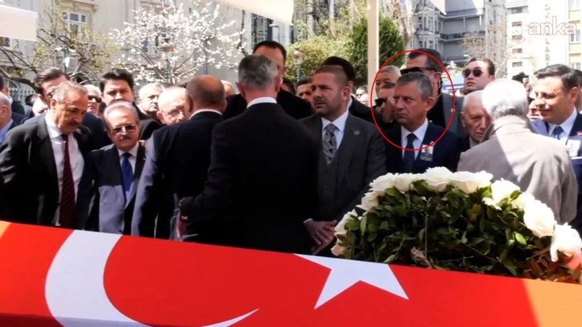 CHP cenazesinde dikkat çeken an: Kılıçdaroğlu ile Özgür Özel arasında soğukluk iddiası
