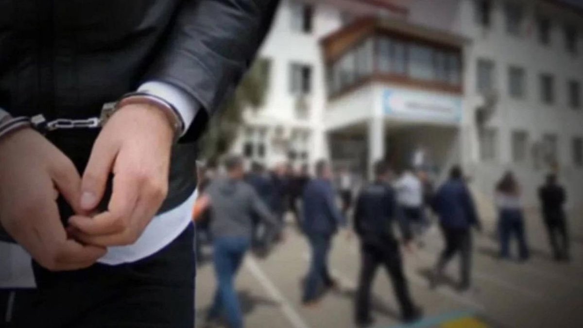 İzmir'de Okul Saldırısı Hazırlığı İddiası: 8 Öğrenci Gözaltına Alındı, 2'sine Ev Hapsi Verildi
