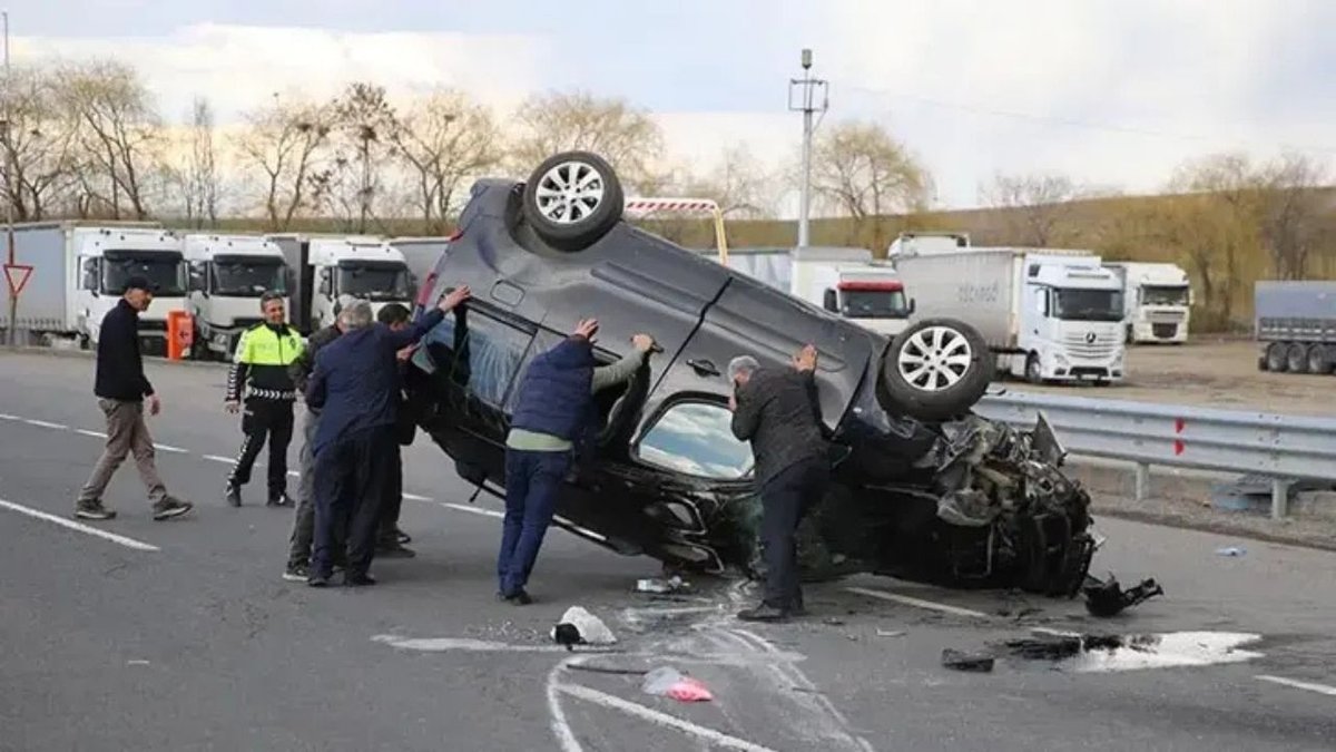 Erzurum’da Trafik Kazası: Hafif Ticari Araç, Otomobile Çarptı, 4 Yaralı