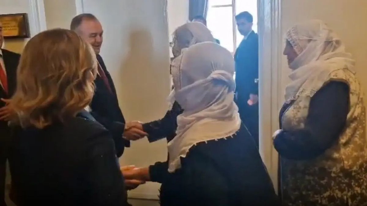 Barış Anneleri’nden MHP’ye Anneler Günü Ziyareti: Tülbent ve Karanfillerle Karşılandılar