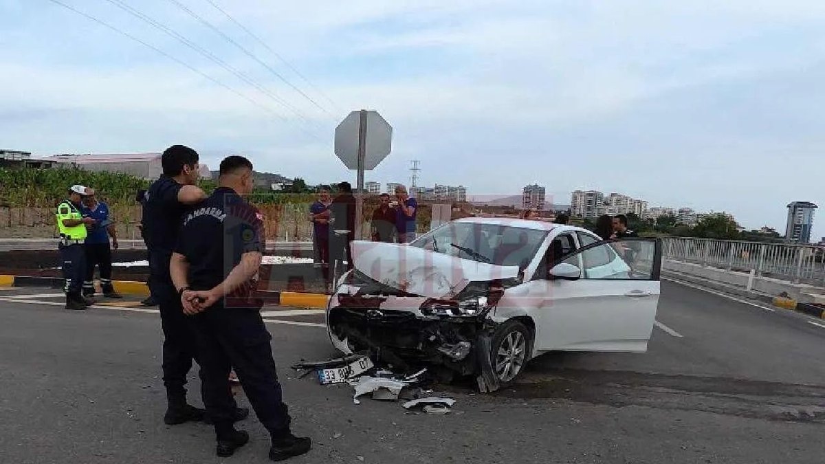 Alanya Mahmutlar’da Feci Kaza: Otomobil ile İş Makinesi Çarpıştı, 2 Yaralı