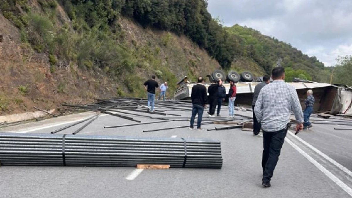 Karadeniz Ereğli’de Çubuk Demir Yüklü Tır Devrildi: Yol Trafiğe Kapandı