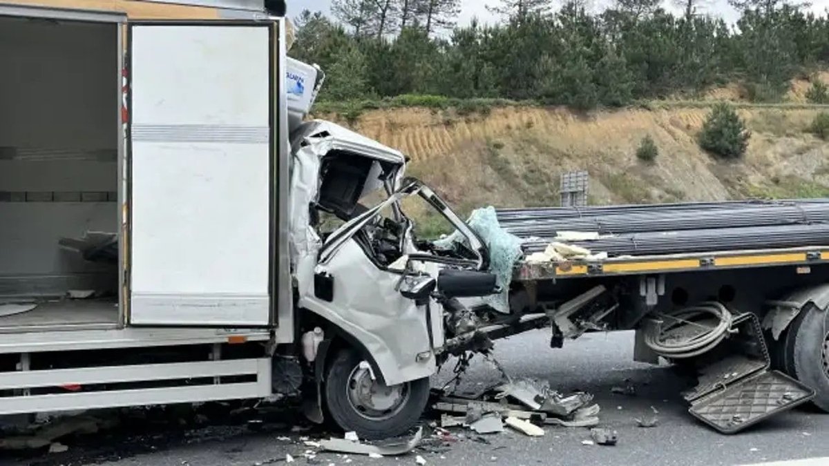 Arnavutköy’de Trafik Faciası: Kamyonet Tıra Çarptı, Sürücü Hayatını Kaybetti