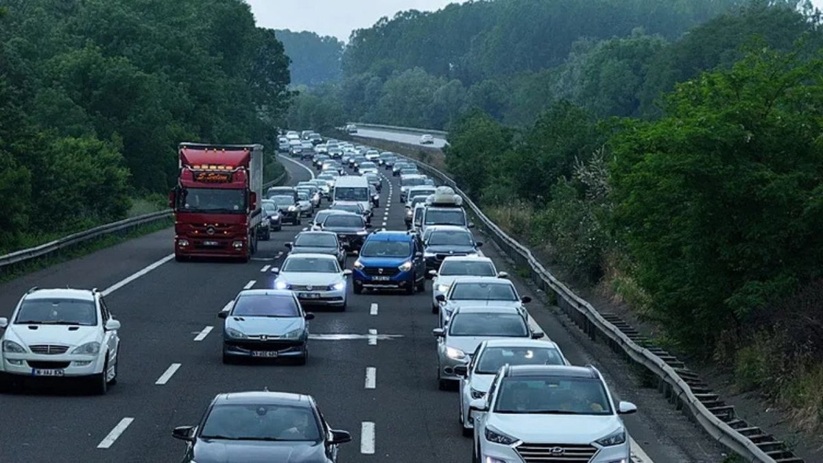 Kurban Bayramı Göçü Başladı! Otoyollar Kilitlendi, Trafik Durma Noktasına Geldi