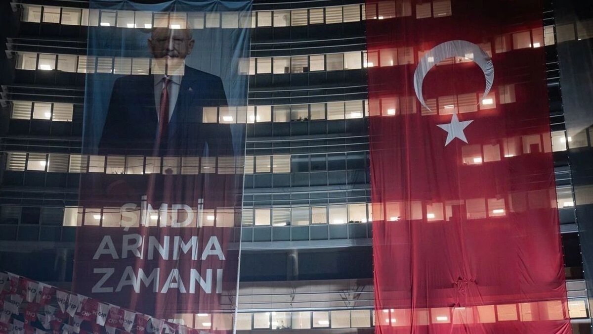 CHP Genel Merkezi’nden Bayram Öncesi Mesaj: “Şimdi Arınma Zamanı” Pankartı Dikkat Çekti