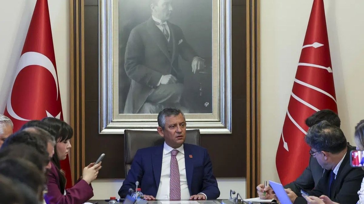 Özgür Özel’den Kurultay Tartışmalarına Sert Mesaj: “Sokağa Rağmen Siyaset Olmaz”