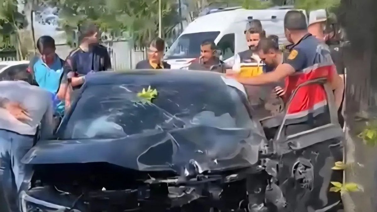 Van İskele Caddesi’nde Kaza: Öğrenci Servisi ile Otomobil Çarpıştı, Trafik Aksadı
