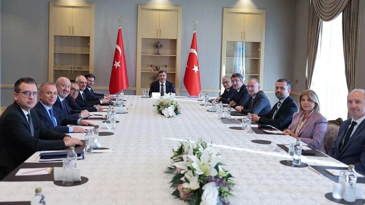 Cevdet Yılmaz, Ekonomi Politikaları Kurulu Üyeleriyle Külliye’de Görüştü