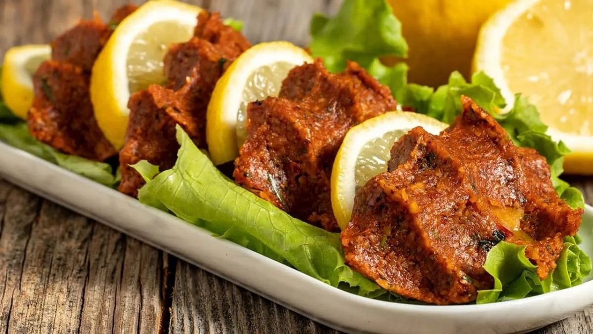 Etli çiğ köfteye lezzet veren sırlar nelerdir? Ustaların özel teknikleri