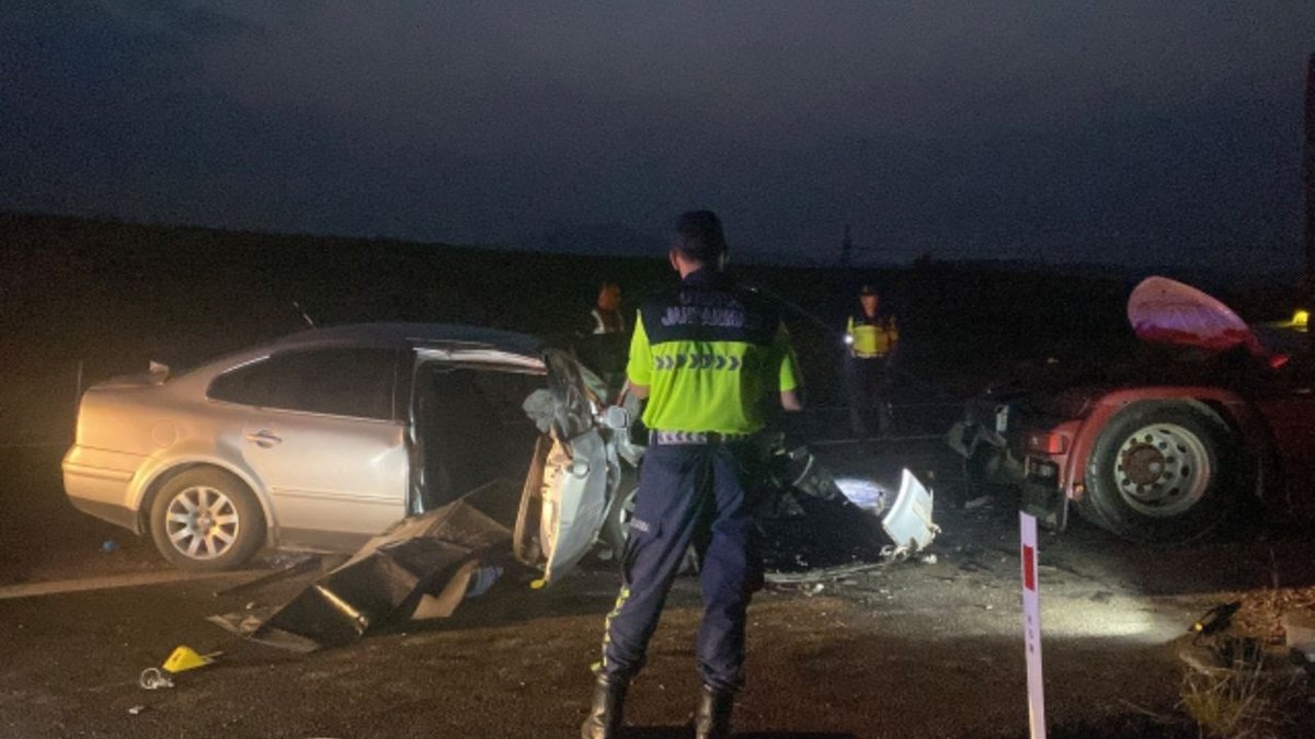 Adana’da Feci Kaza Emniyet Şeridindeki TIR’a Çarpan Otomobilde 2 Can Kaybı
