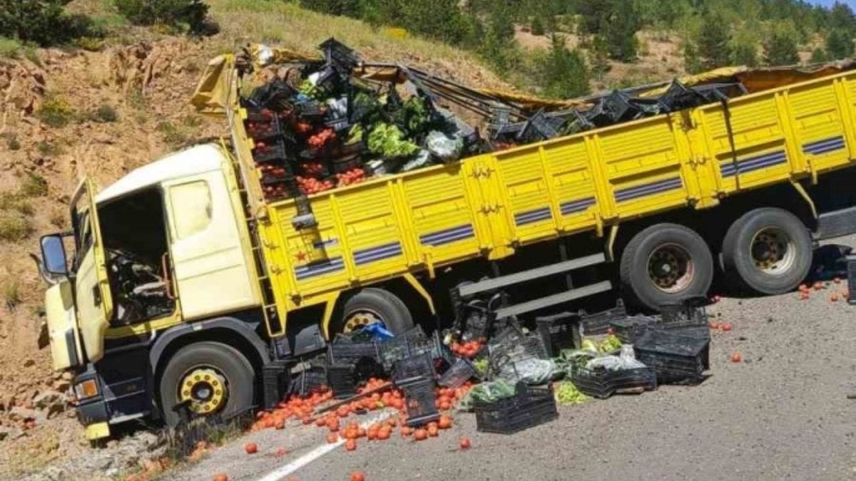 Gümüşhane’de Feci Kaza Kamyon Otomobile Çarptı 4 Kişi Yaralandı