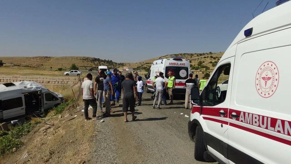 Batman’da Minibüs Ve Otomobil Çarpıştı 11 Kişi Hastaneye Kaldırıldı