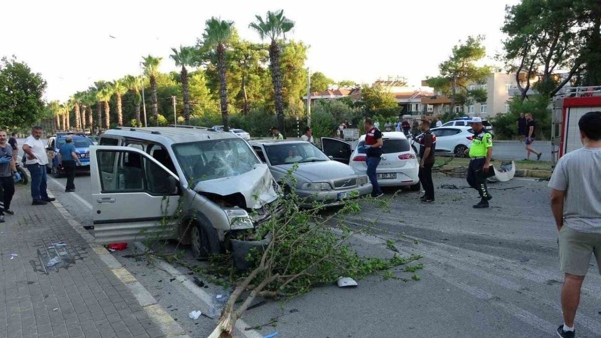 Manavgat’ta Feci Kaza: Otomobil Karşı Şeride Geçti, 4 Kişi Yaralandı