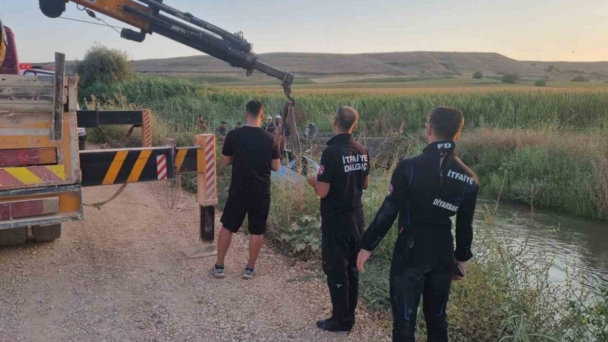Silvan’da otomobil su kanalına uçtu: Sürücü ekiplerin çalışmasıyla kurtarıldı
