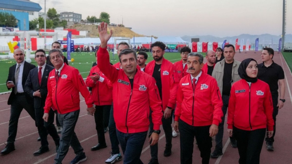 Selçuk Bayraktar Şırnak’ta TEKNOFEST Dron Şampiyonası’nda Gençlerle Buluştu