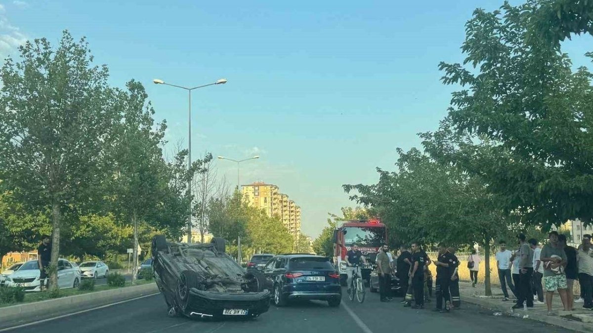 Diyarbakır’da Otomobil Takla Attı: 2 Kişi Yaralandı