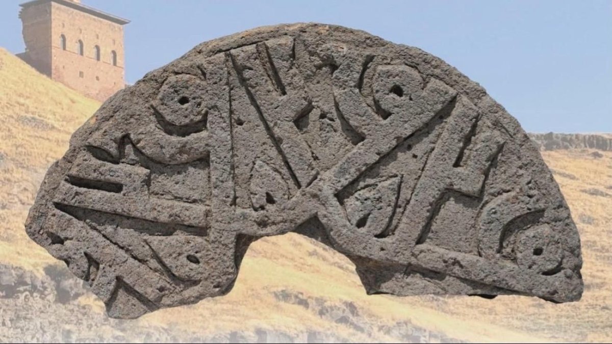 Ani Ören Yeri'nde Üzerinde "Hz. Muhammed" İsmi Bulunan Selçuklu Taşı Ortaya Çıkarıldı