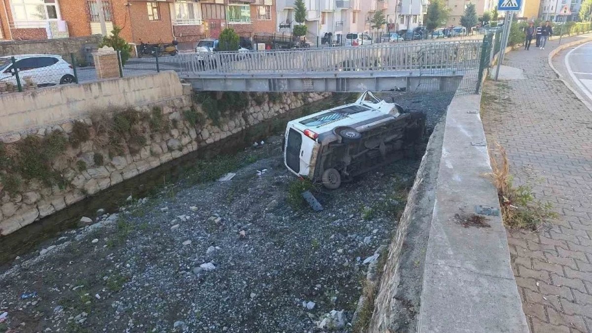 Çorum'da Diyaliz Hastalarını Taşıyan Minibüs Çaya Düştü: 6 Yaralı