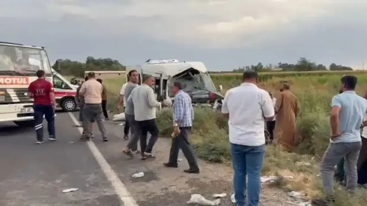 Tarım İşçilerini Taşıyan Minibüs Sulama Kanalına Devrildi: 19 Yaralı