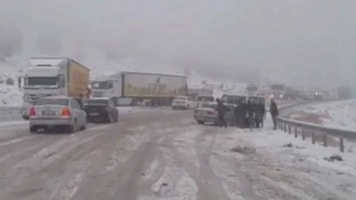 Gaziantep TAG Otoyolu'nda Kar Sebebiyle Araçlar Sıkıştı