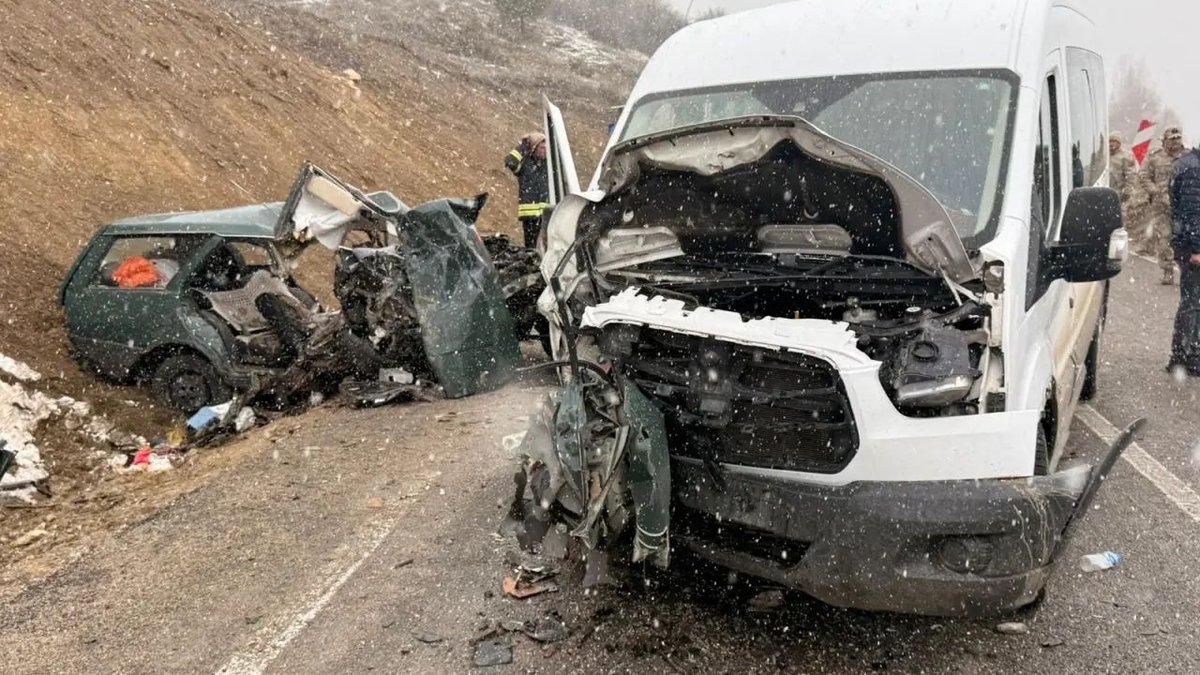 Gümüşhane Kelkit’te feci kaza: 1 kişi hayatını kaybetti, 10 kişi yaralandı