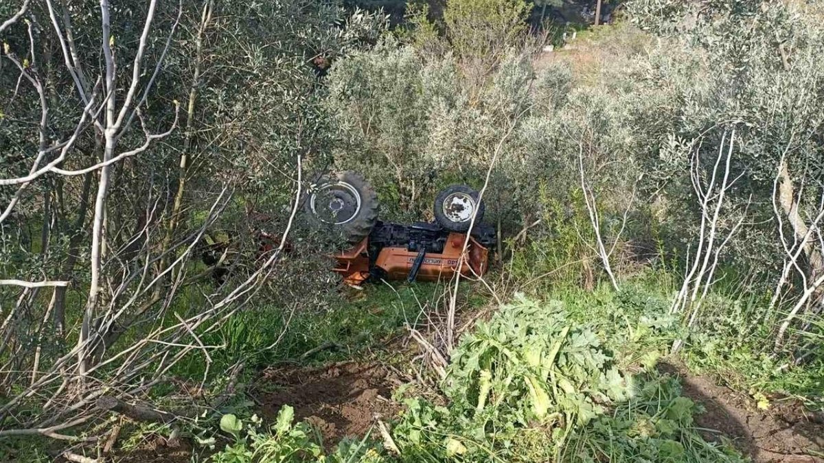 Bigadiç’te Traktör Kazası: Şarampole Uçan Araçta 2 Kişi Yaralandı