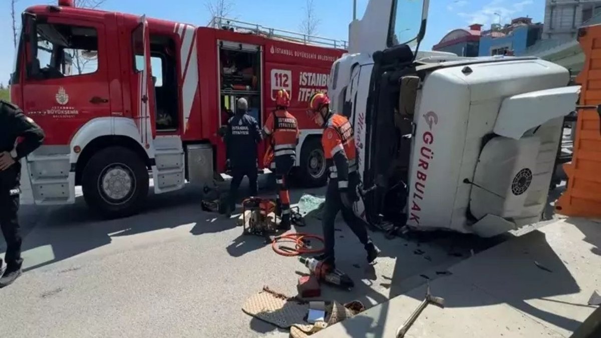 Beylikdüzü’nde virajı alamayan TIR devrildi: Sürücü yaralandı
