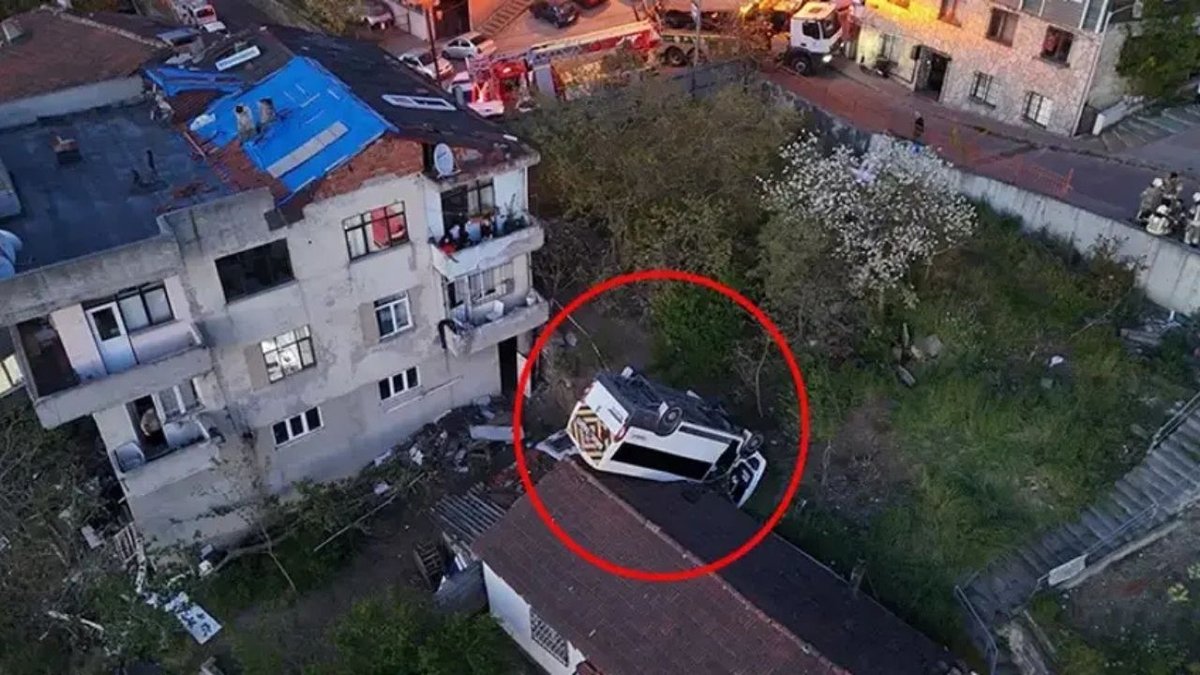 Kağıthane’de Öğrenci Servisi Takla Attı, Şoför Çatıya Düştü ve Hayatını Kaybetti