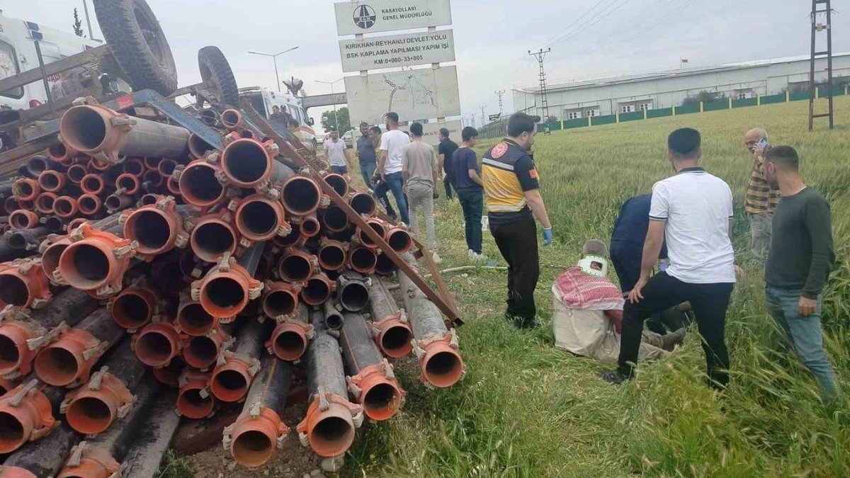 Hatay'da Römork Devrildi: 4 Kişi Tarlaya Uçtu