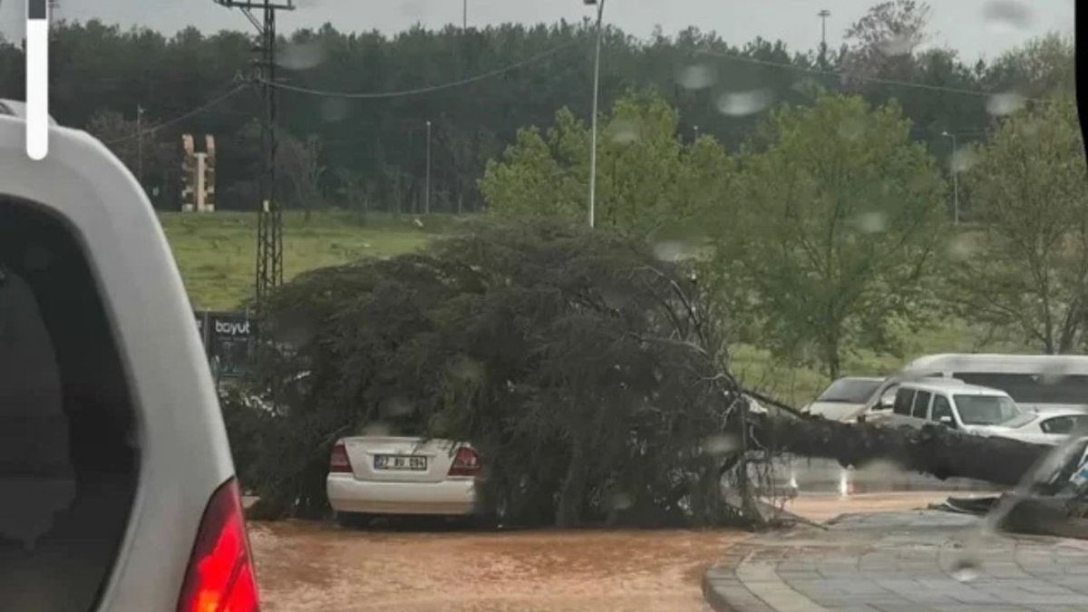 Gaziantep ve Kahramanmaraş’ta Sağanak ve Fırtına: Çatılar Uçtu, Yollar Göle Döndü