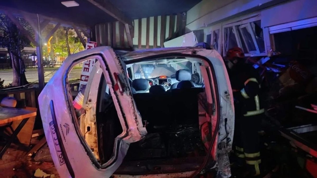 Fatsa’da Yağış Nedeniyle Kontrolden Çıkan Araç İşletmeye Girdi, 2 Yaralı