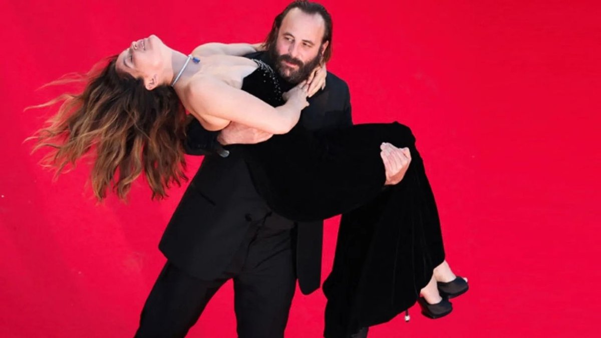 Cannes’da Laetitia Casta’nın Kırmızı Halı Şovu: Ayağı Halıya Değmedi