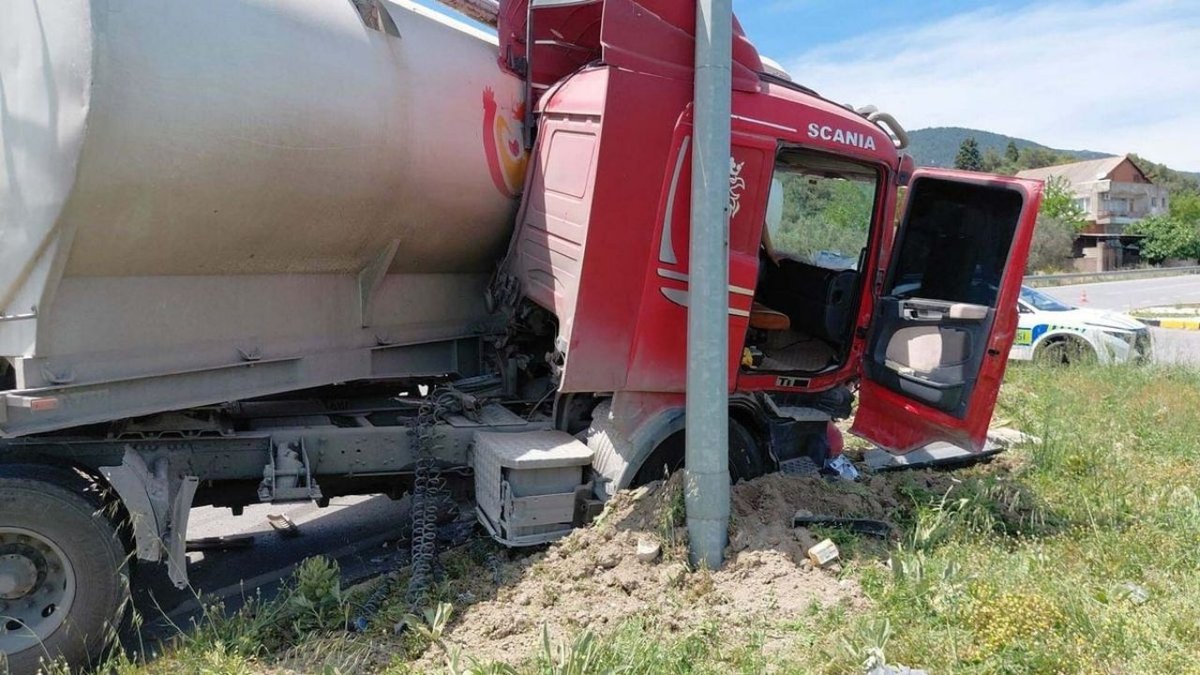 Manisa’da TIR’ın Çarptığı Elektrikli Bisiklet Faciası: 1 Ölü, 4 Yaralı