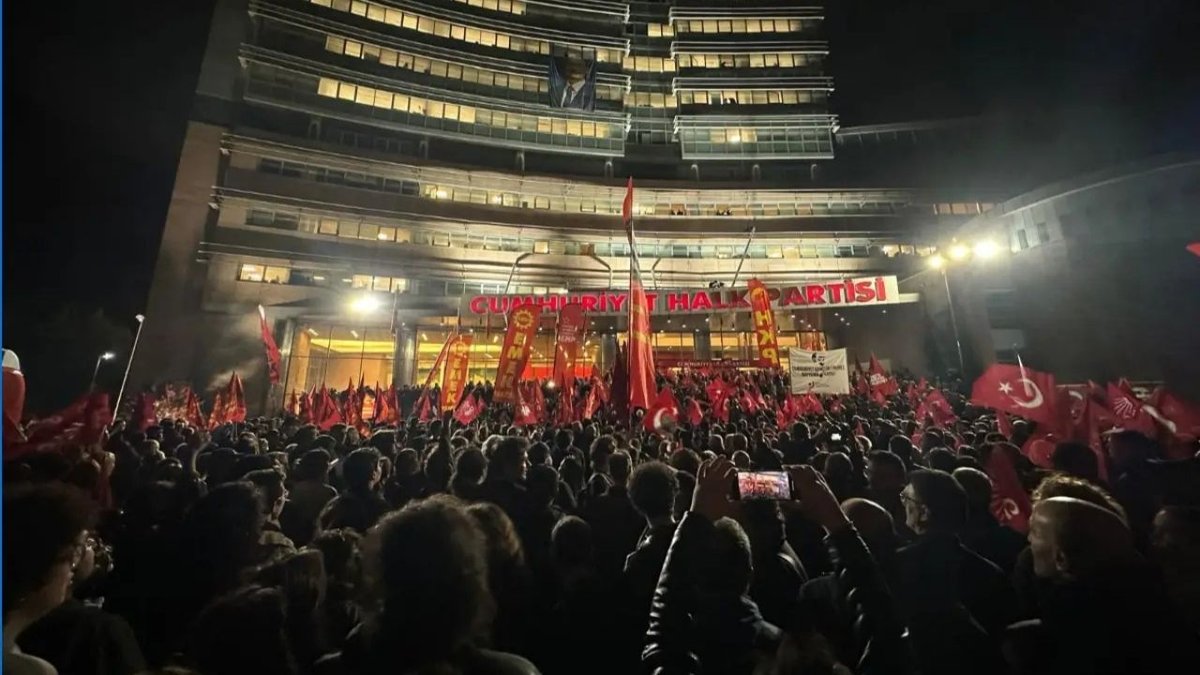 İzmir’de Kadınlardan CHP’ye ‘Mutlak Butlan’ Kararına Tepki: “Yargı Sadece AKP ve Patronların Yararı İçin İşliyor”