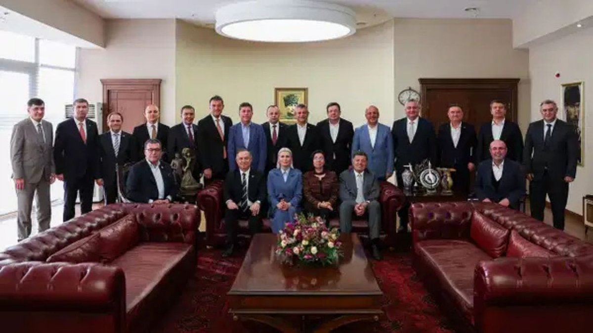 Özgür Özel, CHP’li İl Belediye Başkanlarıyla Bir Araya Geldi: “Birlik ve Beraberlik Mesajı”
