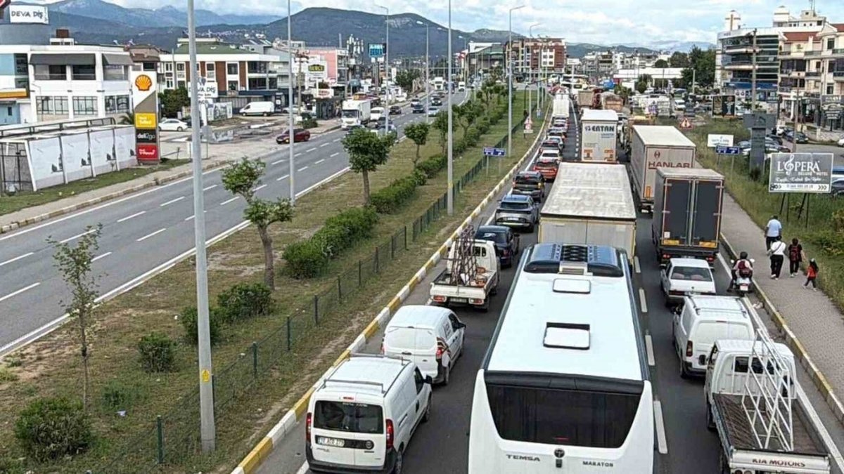 Kuzey Ege Tatilcilerle Doldu: Bayram Yoğunluğu Kilometrelerce Araç Kuyruğu Oluşturdu