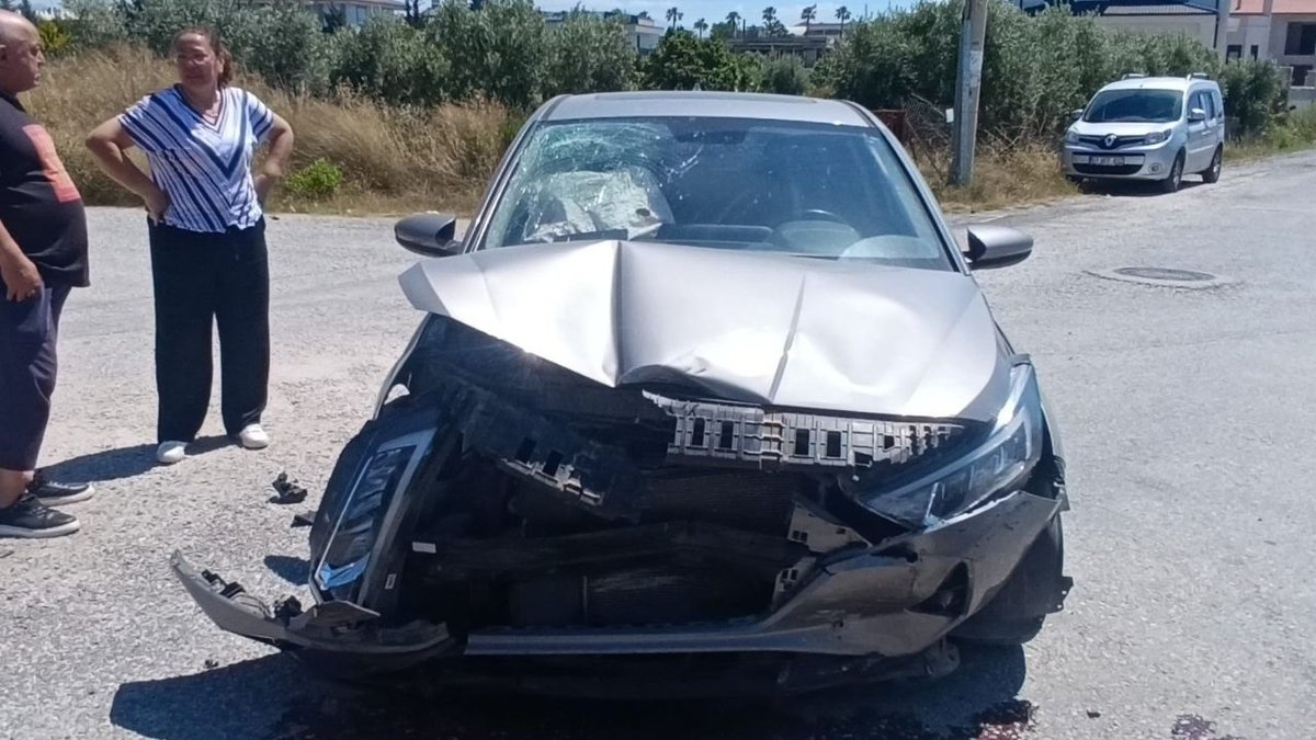 Manavgat’ta Kontrolsüz Kavşak Kazası: 2 Kişi Yaralandı