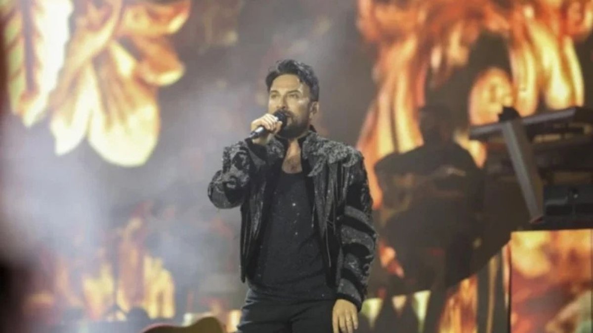 Tarkan Ankara Konserinde Ezan İçin Müziği Durdurdu: Hayranlarından Büyük Takdir