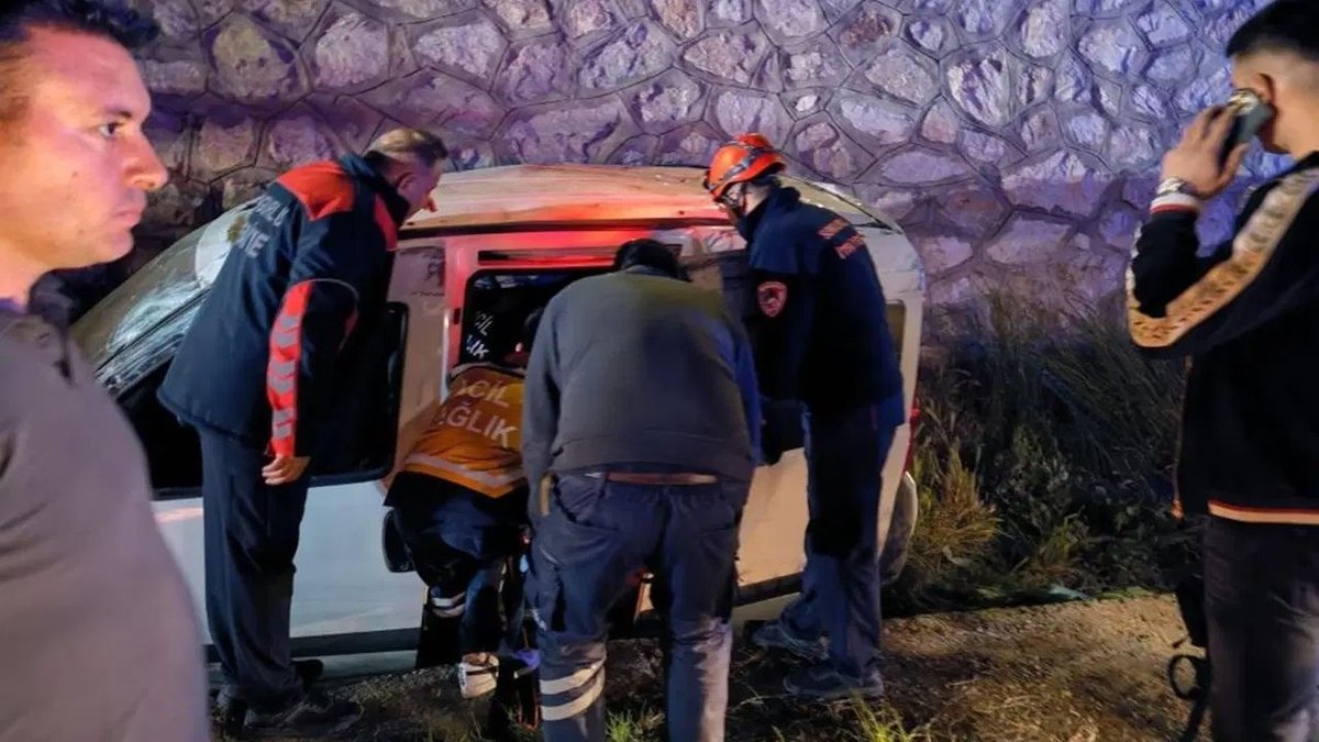 Çorum Sungurlu’da Korkutan Kaza: Araç 3 Metrelik İstinat Duvarından Yan Yola Uçtu, 2 Yaralı