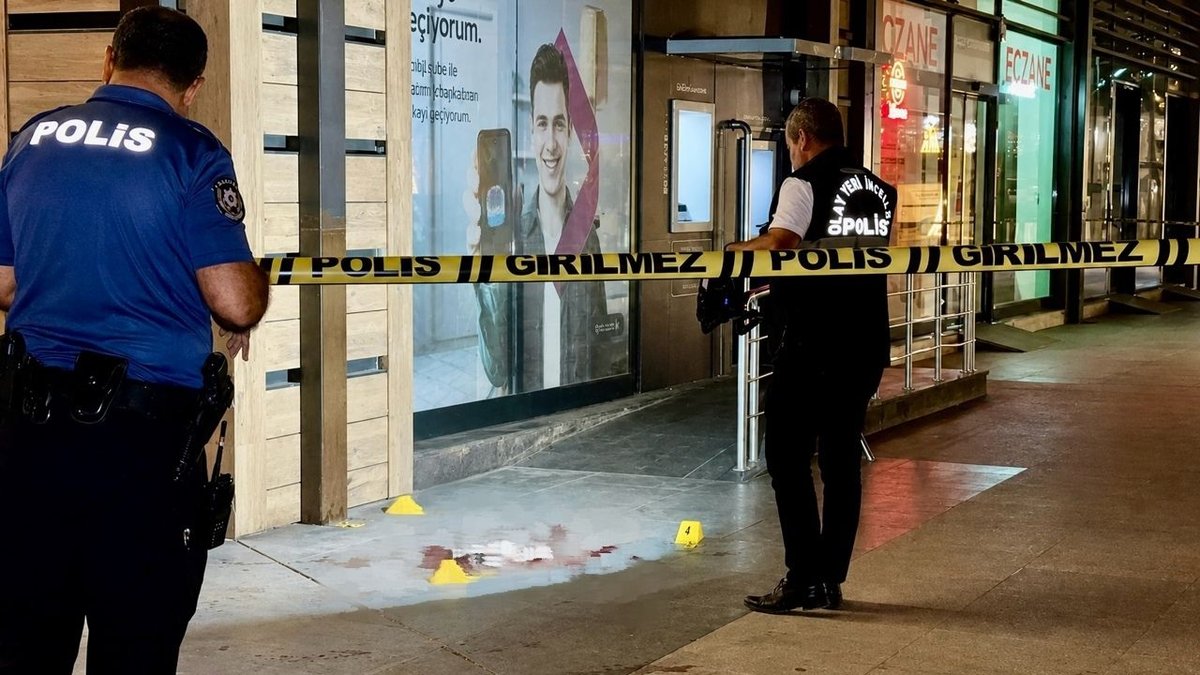Avm Yanında Silahlı Kavga: 1 Yaralı